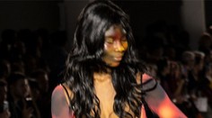 Jejda! Modelka toho na mole ukázala víc, než chtěla. FOTO