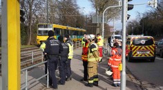 Chlapci se pohádali na zastávce, jeden druhého strčil pod tramvaj. Na místě zemřel