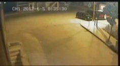 Šokující video: Z dívky vypadlo miminko, nechala ho na chodníku