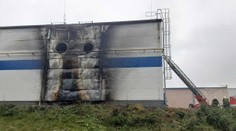 Požár haly na Vysočině likvidovalo osm jednotek hasičů, vyhlásili 2. stupeň poplachu