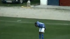 Slavil gól a vystrčil na fanoušky soupeře zadek! Co na to rozhodčí?