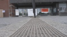 Po rezavé kašně řeší Pardubice další problém. Nevidomí mají potíže u nádraží