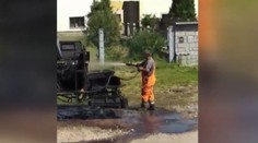 Bagry nám myjí přímo před domy, zlobí se lidé. VIDEO jako důkaz