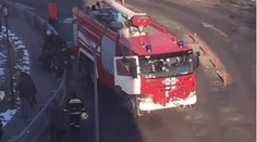 Auto hasičů narazilo do zastávky plné lidí. 1 mrtvý, 4 zranění