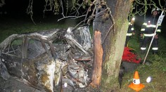 Auto po nárazu do stromu pohltily plameny, řidič zůstal zaklíněný uvnitř