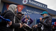 Další malér pro Rangers. Fanoušci posprejovali týmový autobus soupeře