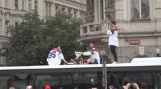 Hokejisté chtějí slavit ještě několik dní. Strašně si to užíváme, říká Nečas