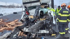 Dálnici D1 zablokovala vážná nehoda. Hasiči museli vyprošťovat řidiče dodávky