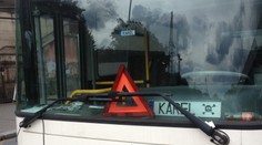 Vrak autobusu na Smíchově úřady nezajímá. Budou čekat na nehodu?