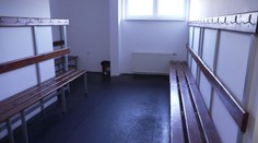 Postrach zimních stadionů řádí v Česku. Zloděj už vykradl minimálně šest šaten