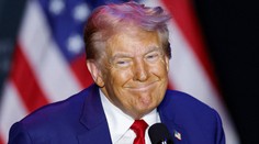 Maskérka odhalila Trumpovo tajemství. Má se skrývat na jeho tváři