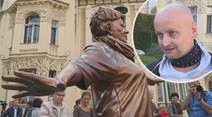 Lidé sochu Špinarové ztrhali. Tohle na drtivou kritiku řekl autor