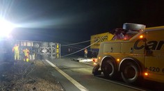 Převrácený kamion uzavřel dálnici D5, nabouralo do něj další auto