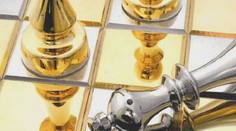 Policie řeší kuriózní krádež. Zloděj si odnesl šachové figurky potažené zlatem