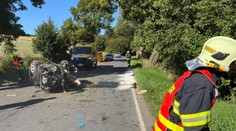 Smrtelná nehoda na Bruntálsku: Auto s mladými lidmi skončilo zdemolované