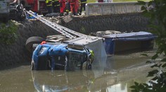 V Poličce sjel náklaďák s přívěsem do rybníka, řidič nehodu nepřežil