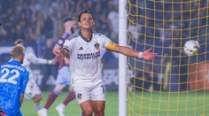 VIDEO: Patička jako z partesu a gól. Chicharito v MLS nepřestává udivovat