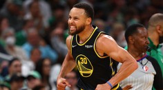 Finále NBA je opět vyrovnané. Čtvrtý zápas si podmanil neskutečný Curry