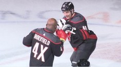 Nečekaný knock-out v NHL! Přišel Holyfield a sejmul domácího rváče