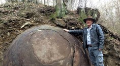V lese našli záhadnou kouli. Nevytvořili ji lidé, tvrdí vědci