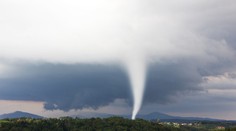 Na Rychnovsku udeřilo tornádo. Putovalo 11 kilometrů, obce hlásí škody