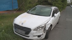 Žena měla poničit tři auta, pak se zamkla doma. Hlídce neotevřela