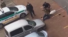 Šokující zákrok na Slovensku, policista bil a kopal do bezdomovce!