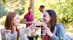 Vědci řekli přesný počet kroků, kterým spálíte skleničku vína. Spočítali jsme pivo