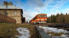 Vandal z Teplicka opět útočil. Na železniční trati ležela hromada kamení