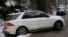 Cizinec prorazil zátaras a najížděl na policisty! Ti neváhali střílet