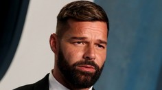 Domácí násilí: Slavný zpěvák má zákaz přiblížení, svou vinu odmítá