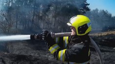 Lidé se pustili do jarního úklidu zahrad. Hasiči varují před vypalováním trávy