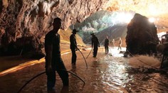 Viník, nebo hrdina? Rodiče thajských chlapců trenérovi děkují