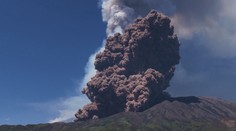 Masivní erupce Etny: Kouř je vidět na kilometry, turisté utíkají do bezpečí