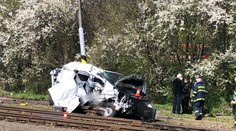 Na Rychnovsku se srazila dodávka s vlakem, řidič zemřel na místě