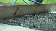 Stát rozdával peníze obcím zbytečně. Místo hlavních tahů opravovaly i slepé cesty