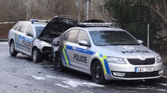 Žhář zapálil pražským policistům dvě auta parkující u služebny