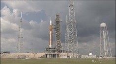 Přípravy vesmírné mise Artemis 1 vrcholí. Raketa už je na odpalovací rampě
