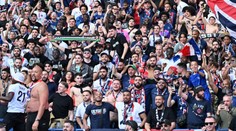 Drsné záběry z Paříže. Fandové PSG a Aston Villy se poprali, létaly židle i pěsti