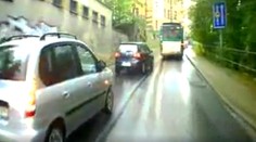 Nepochopitelným manévrem ohrozil lidi v autobuse. Bez ohlédnutí ujel
