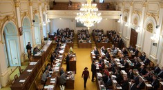 Politici si užívali dovolenou. Vyrazili k vodě, na chatu i za vínem