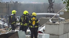 Na Českolipsku hořel průmyslový areál. Hasiči povolali speciální smáčecí kontejner