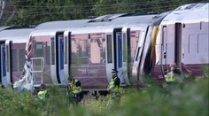 Srážku vlaků v Británii nepřežil strojvůdce, zranily se desítky cestujících