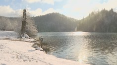 Tisíce lidí míří k Plitvickým jezerům. Zimní krajina přichystala úžasnou podívanou