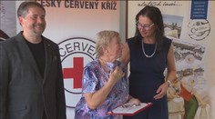 Při koronakrizi pomáhal i o berlích! Červený kříž ocenil české hrdiny