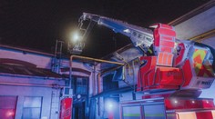 V Praze vzplála budova tiskárny. Hasiči museli nasadit i výškovou techniku