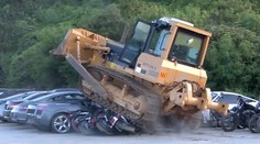 Buldozery likvidují luxusní auta za miliony. Proboha, proč? VIDEO