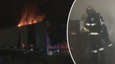 Halu v Jablonci nad Nisou zachvátily plameny, vyjelo osm jednotek hasičů