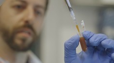 Očkování proti covidu má překvapivý vedlejší účinek. Může léčit rakovinu