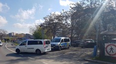 Tragédie v Praze: Na parkovišti v autě našli mrtvého policistu!
